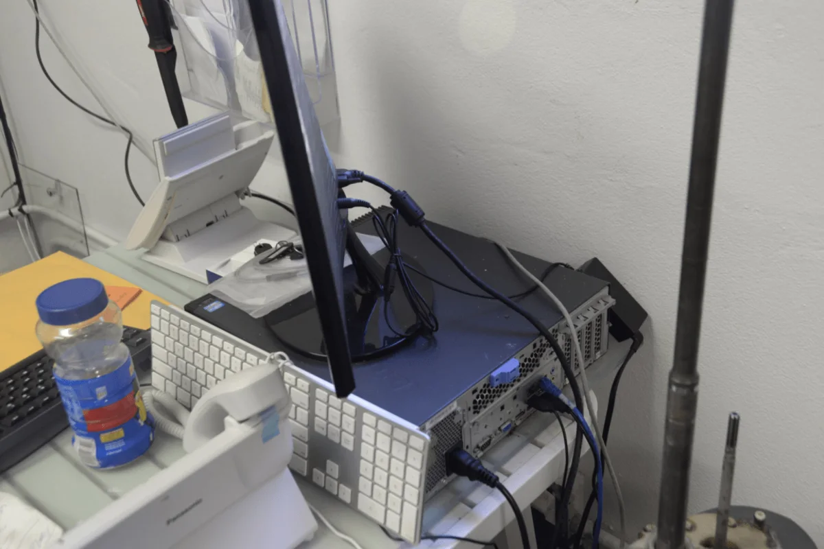 Рабочий стол разработчика с двумя мониторами